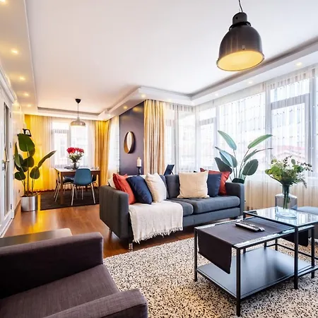 Daire Captivating Flat With Balcony Near Besiktas Pier *